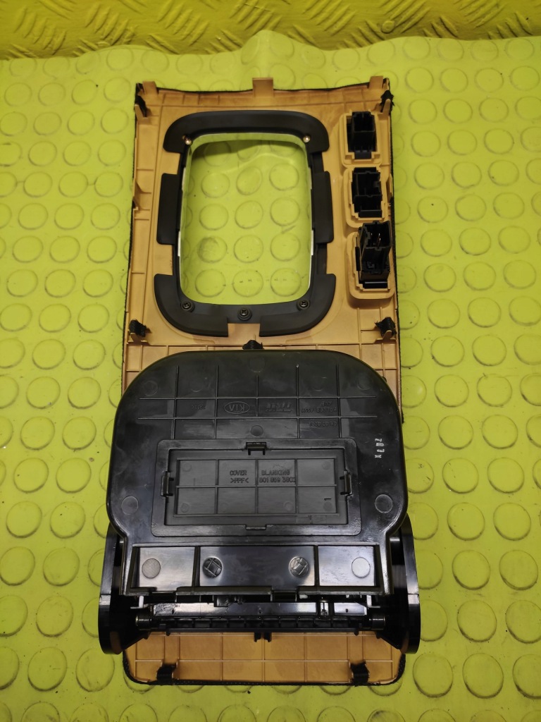 фото №3, Kia opirus рамка бардачок панель середній