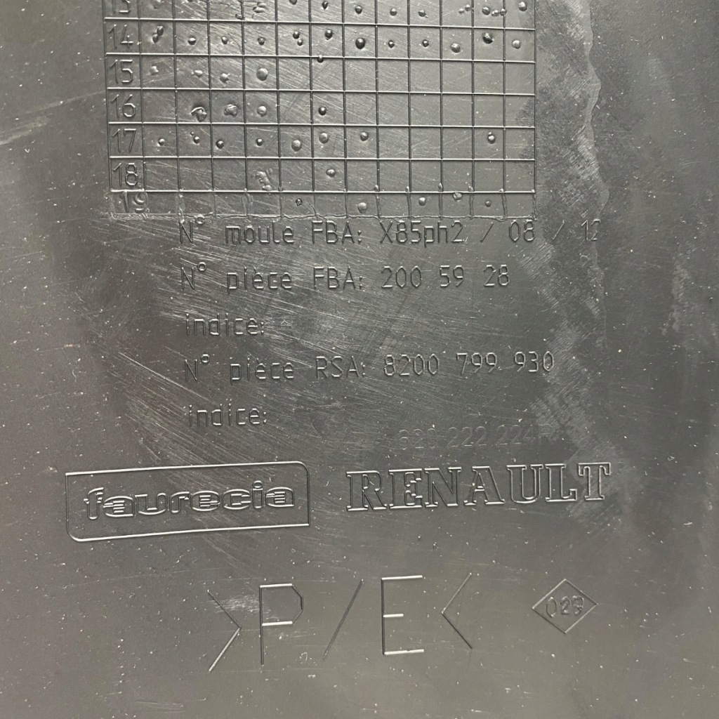 Новый оригинальный номер бампер передний renault clio 3 185 рестайлинг  8200799930 Оригинал