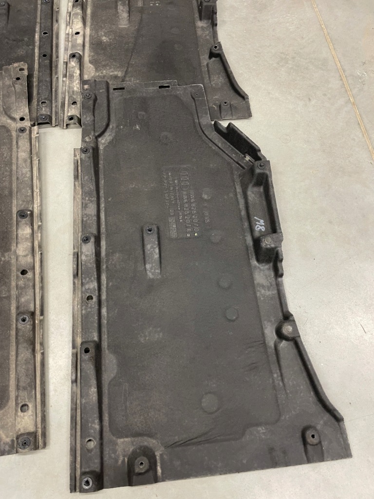 Накладка плита подвеска левая правая a5 8w оригинал Киев