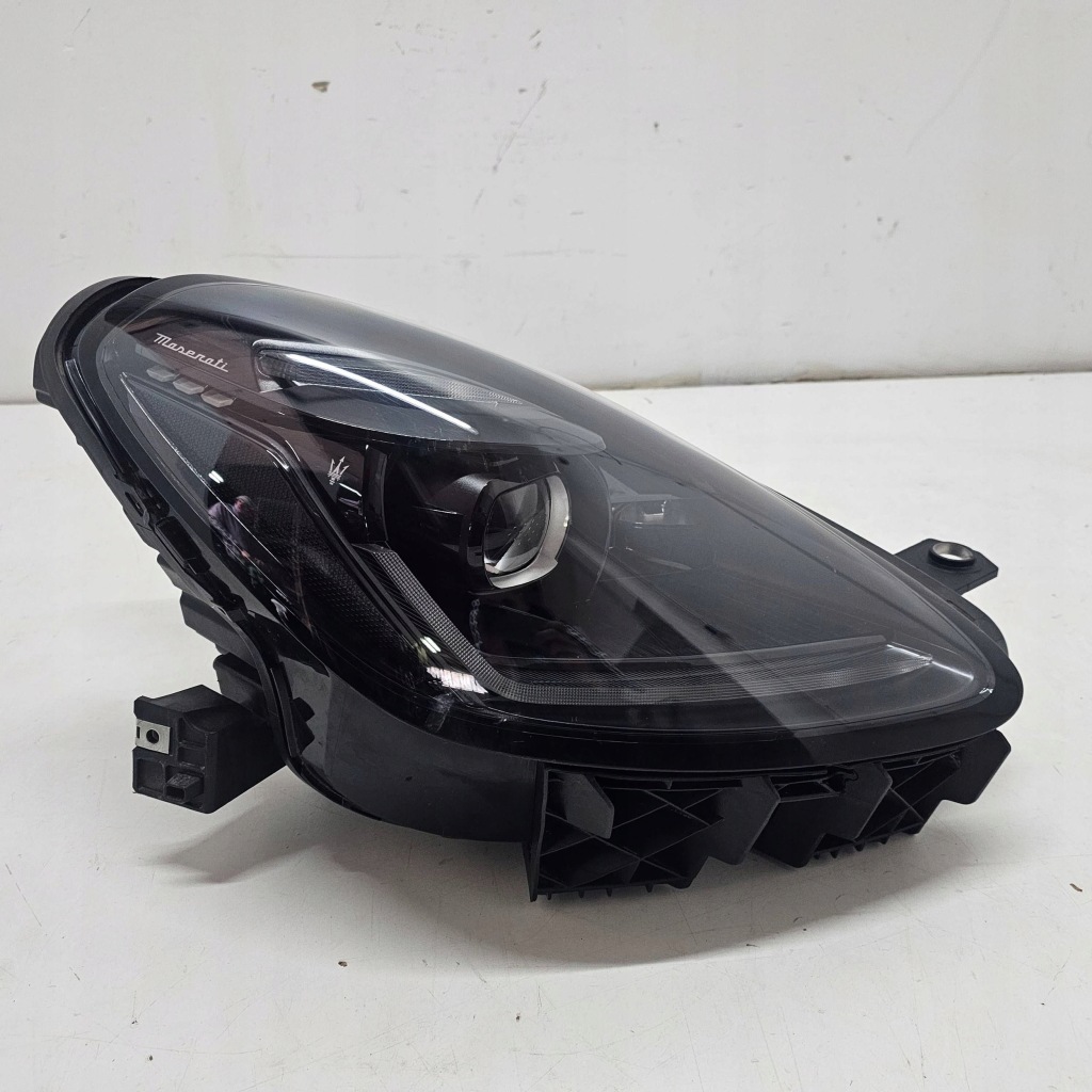Купити Фара правий перед maserati grecale full led 06702930730
