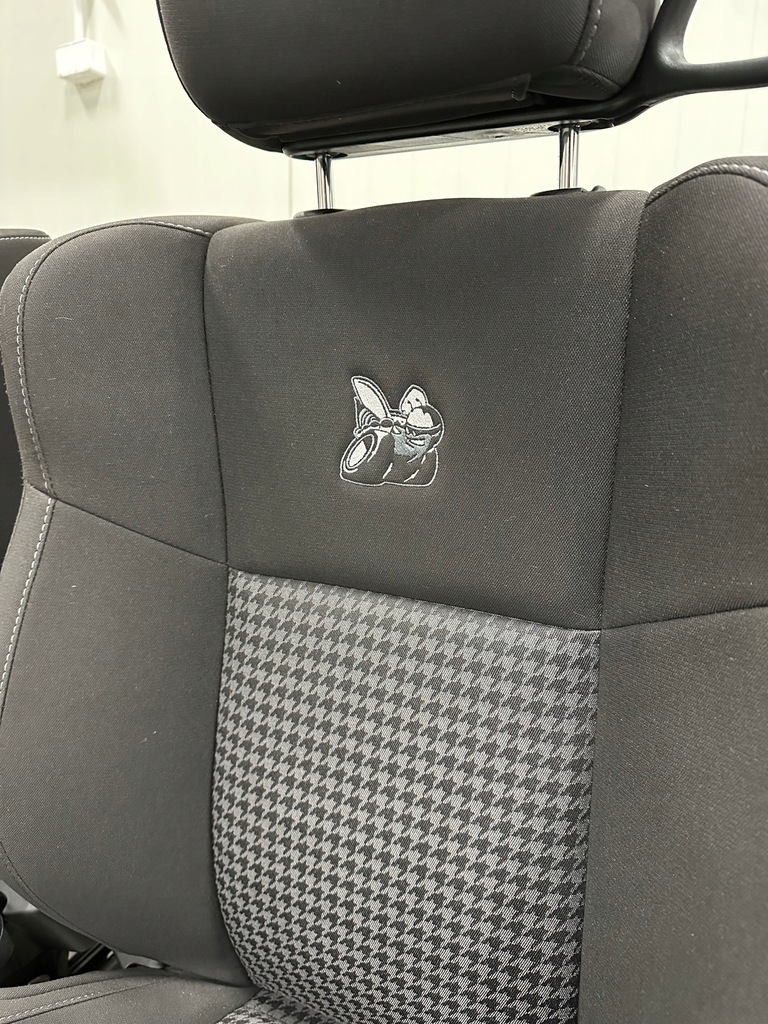 фото №11, 2015-2023 challenger srt scat pack сиденья ковшеобразные с подогревом заднее сиденье