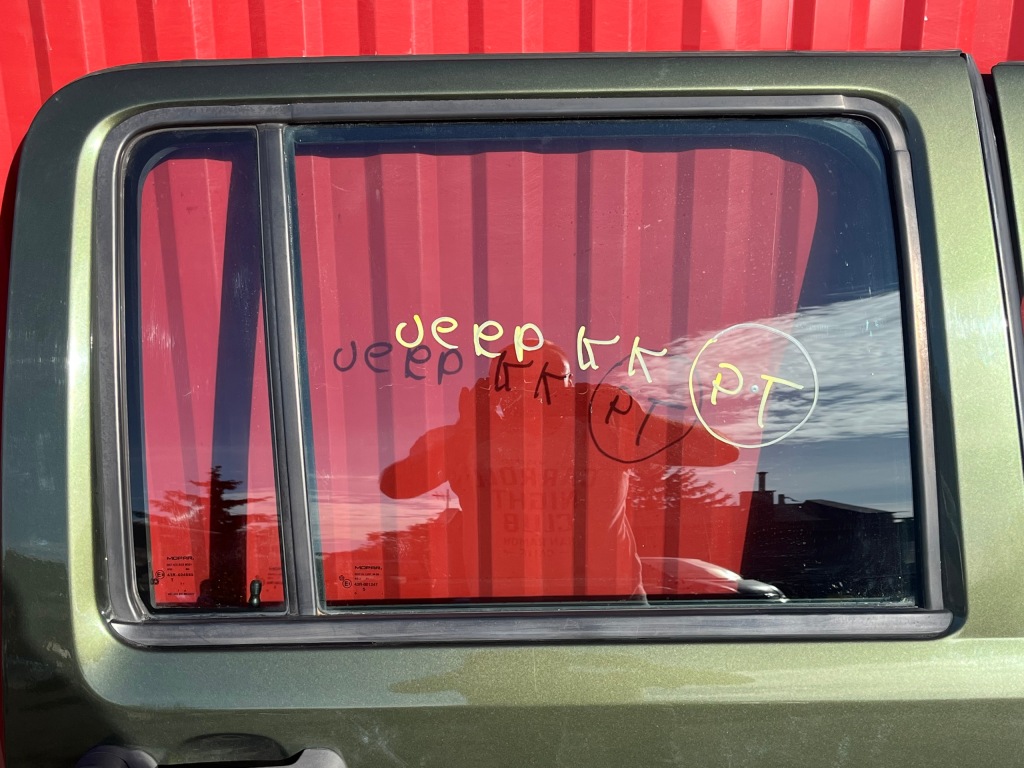 фото №1, Jeep cherokee liberty kk стекло дверь правый задняя оригинал