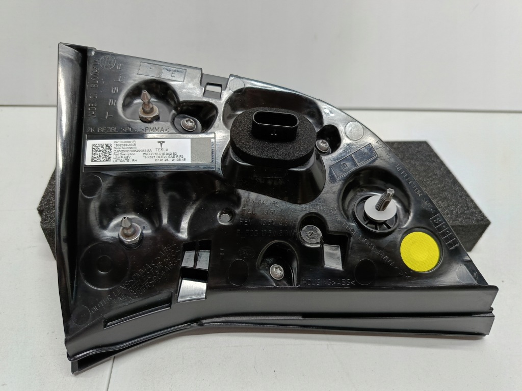 Tesla 3 рестайлінг  y 20- фара кришки багажника праві задній led нова оригінальний номер 1502089-00-b Київ