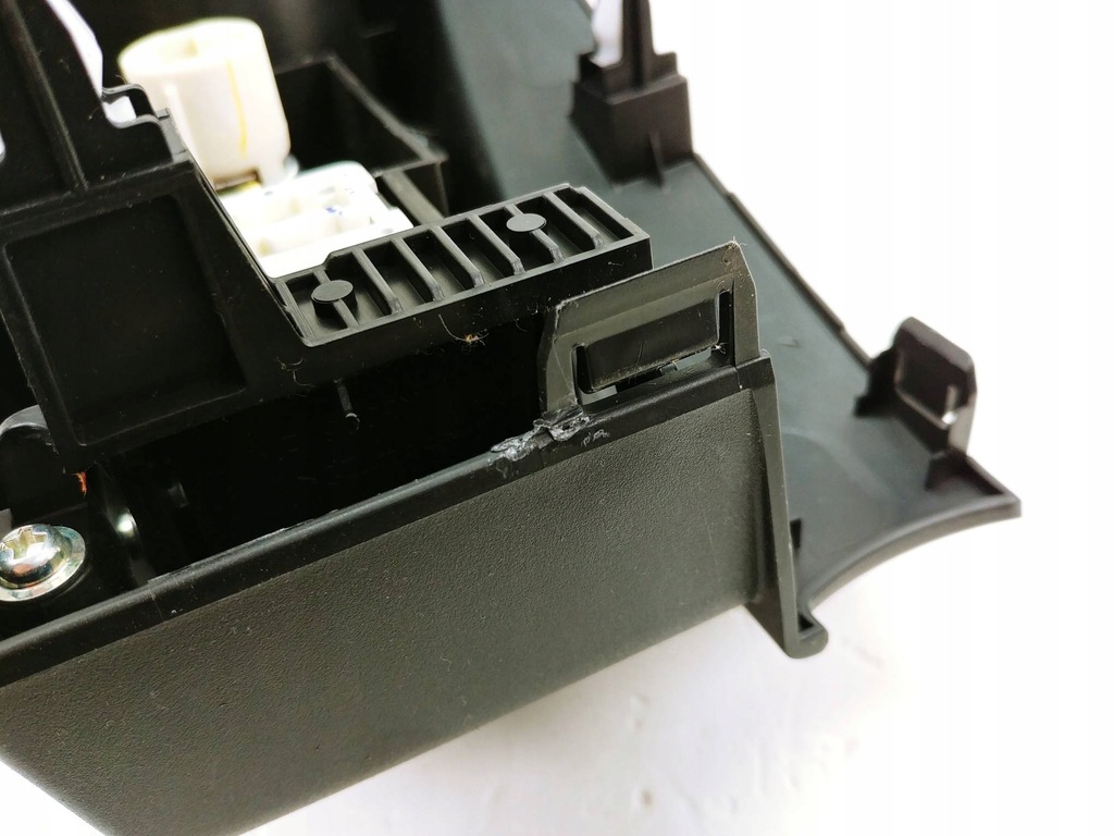 фото №8, Консоль кронштейн na напої mazda 2 ii de df71-64471