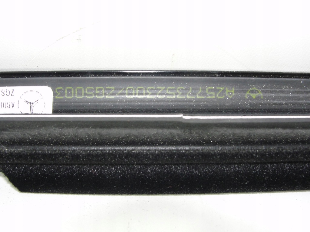 Молдинг уплотнитель mercedes a2577352300 в Украине