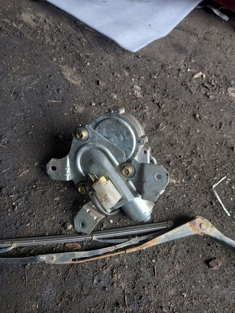 фото №6, Петлі задній кришки 2 szt ford maverick 2.4 terrano бензин 1996r