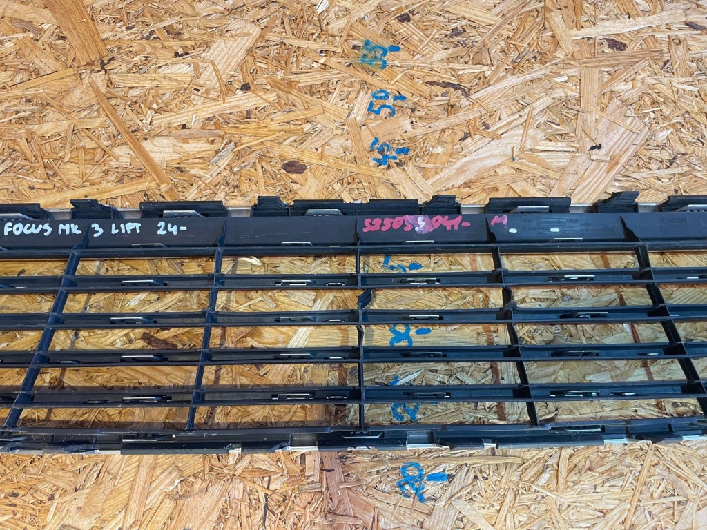 Купити Ford focus mk3 3 рестайлінг  14-19 решітка  решітка радіатора решітка середня бампера перед