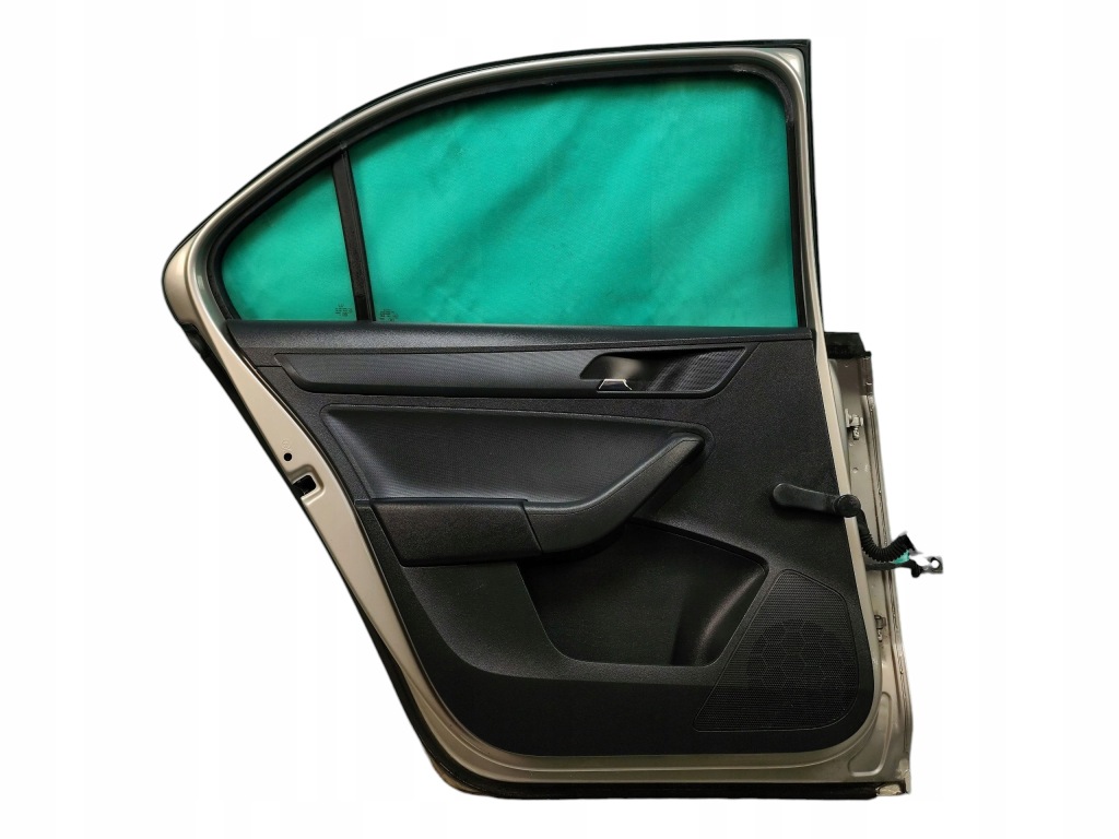 Дверь левый задний  skoda rapid liftback lak: lf8h 12-17 Недорого