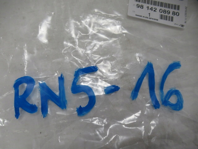 Заглушка нижній ґрати бампера перед citroen c4 picasso оригінальний номер 9814208980 Оригінал