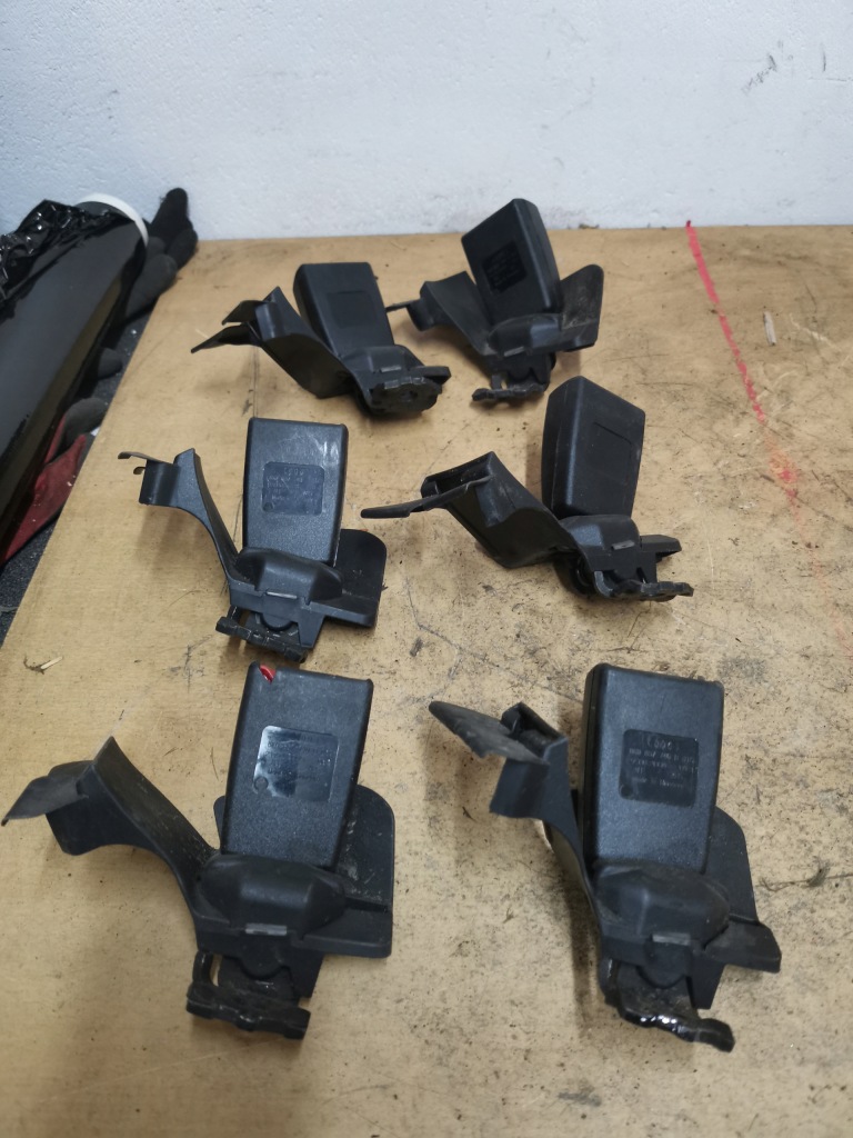 фото №1, Audi a4 b8 кліпса поперечина задня 8k0857740b