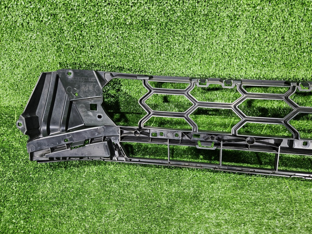 Audi a4 b9 s-line решётка бампера 8w0807683f Киев