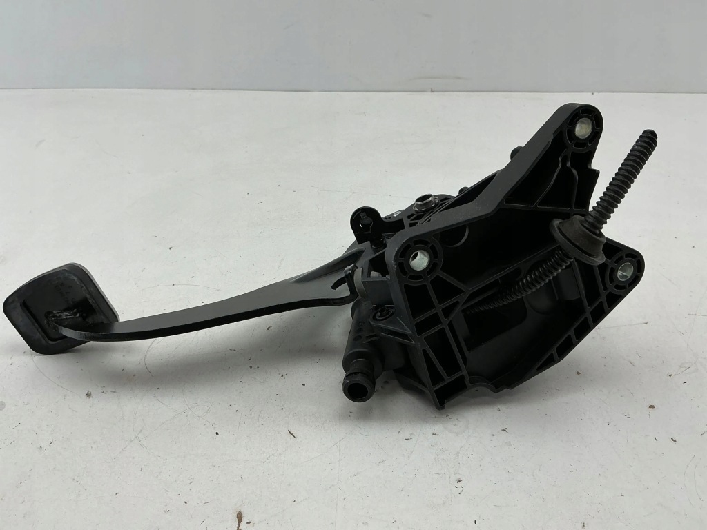 Mercedes-benz a w176 2016 педаль сцепления Недорого