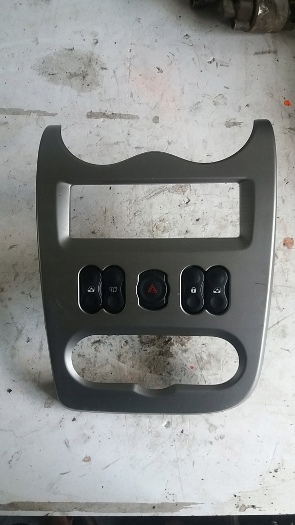 фото №1, Dacia sandero i консоль средняя 8200739438