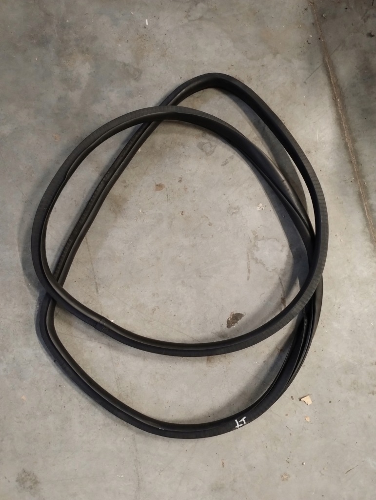 фото №1, Jeep grand cherokee wk2 прокладка дверь задняя левая правая