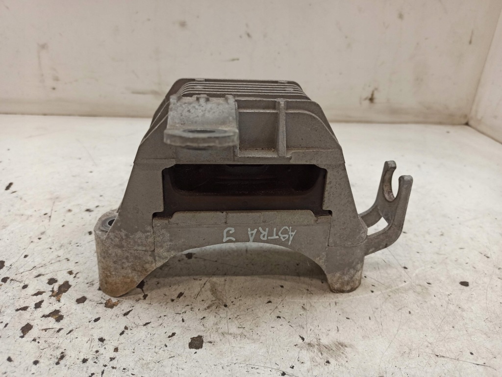 Opel astra j 1.4t кронштейн подушка двигуна 13248472 в Україні