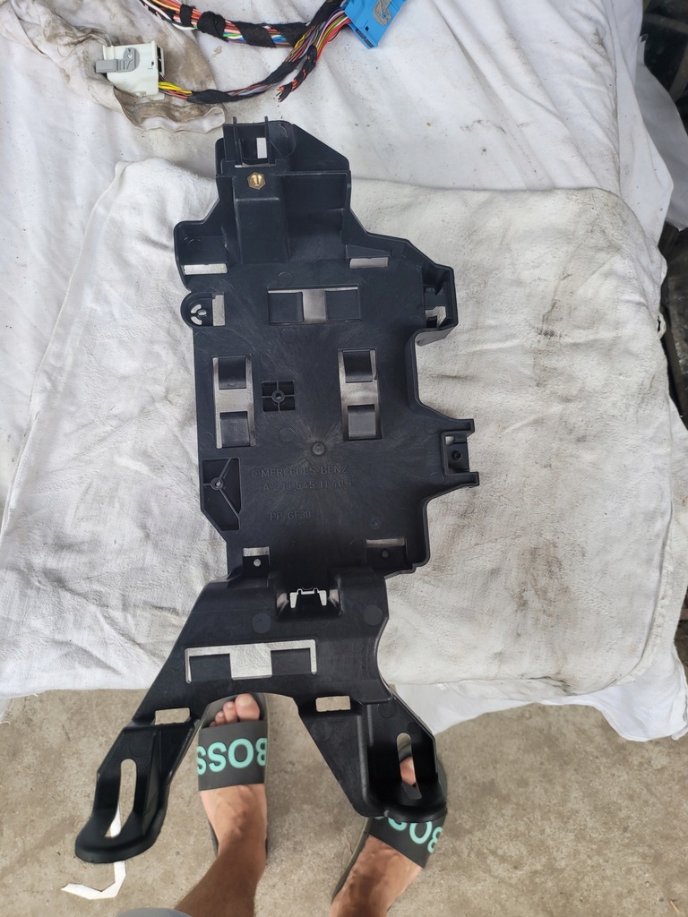 фото №1, Mercedes e-klasa w213 направляющая кронштейн a2135451140