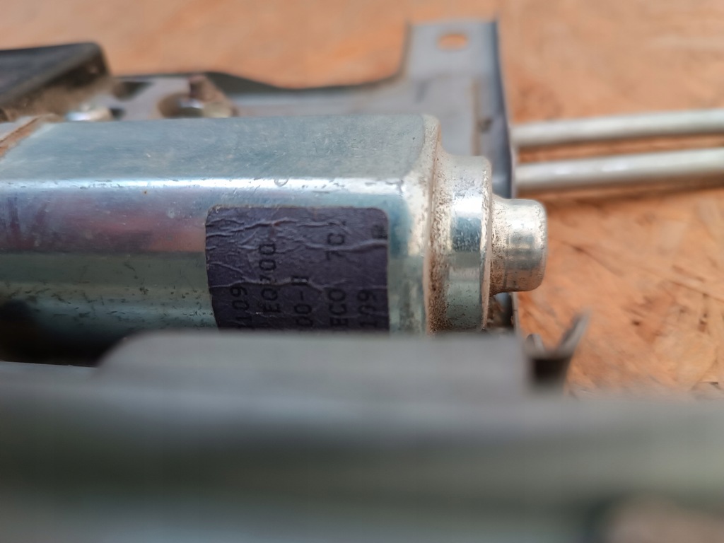 фото №12, Nissan x-trail t30 2001- моторчик люк люк