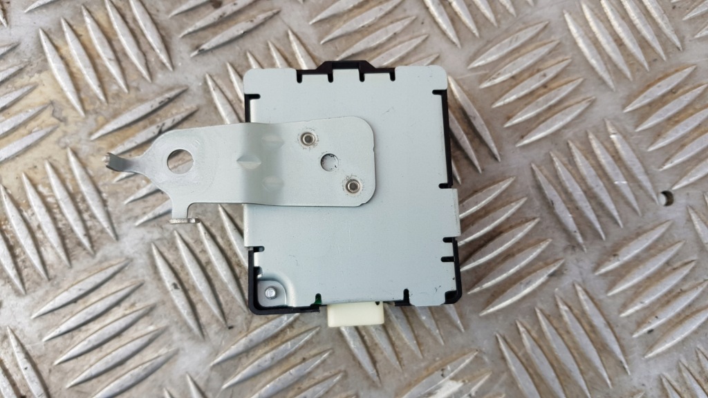 фото №3, Toyota yaris ii модуль двері 89741-52250