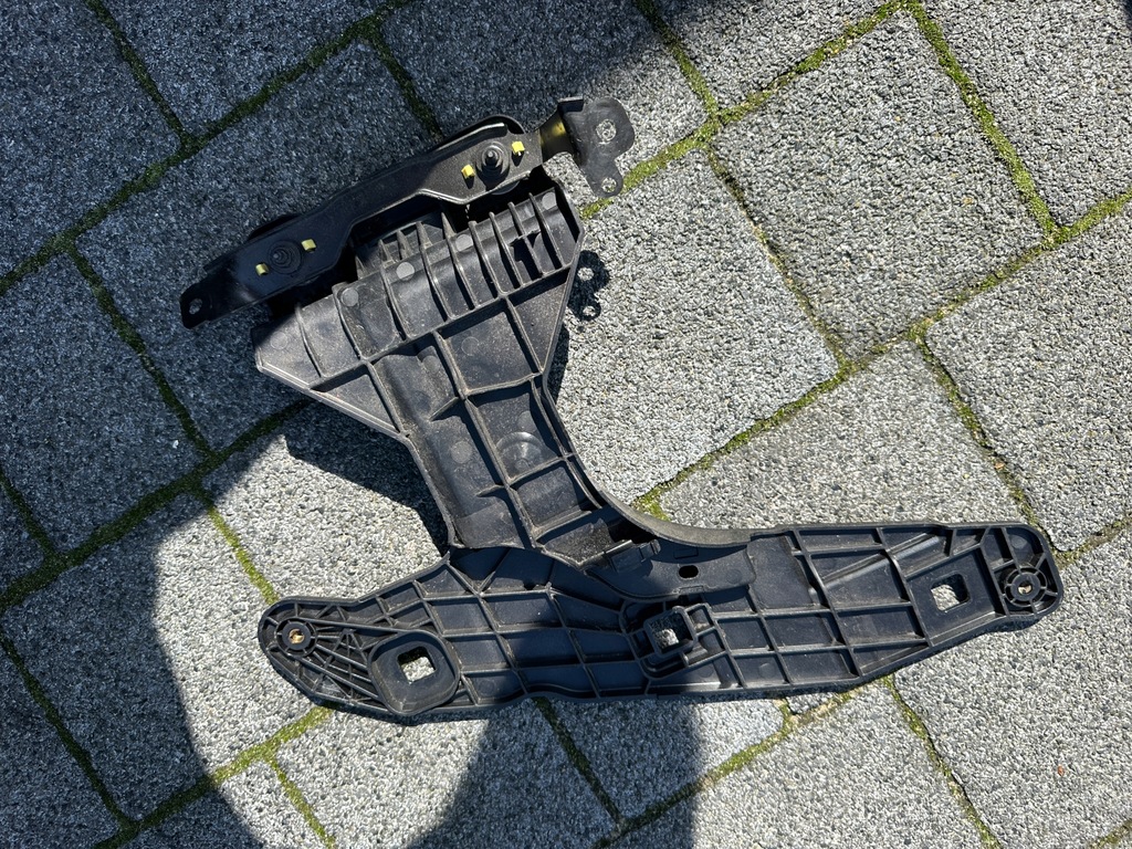 фото №1, Porsche macan 95b кронштейн лампы правой направляющая 95b941122f