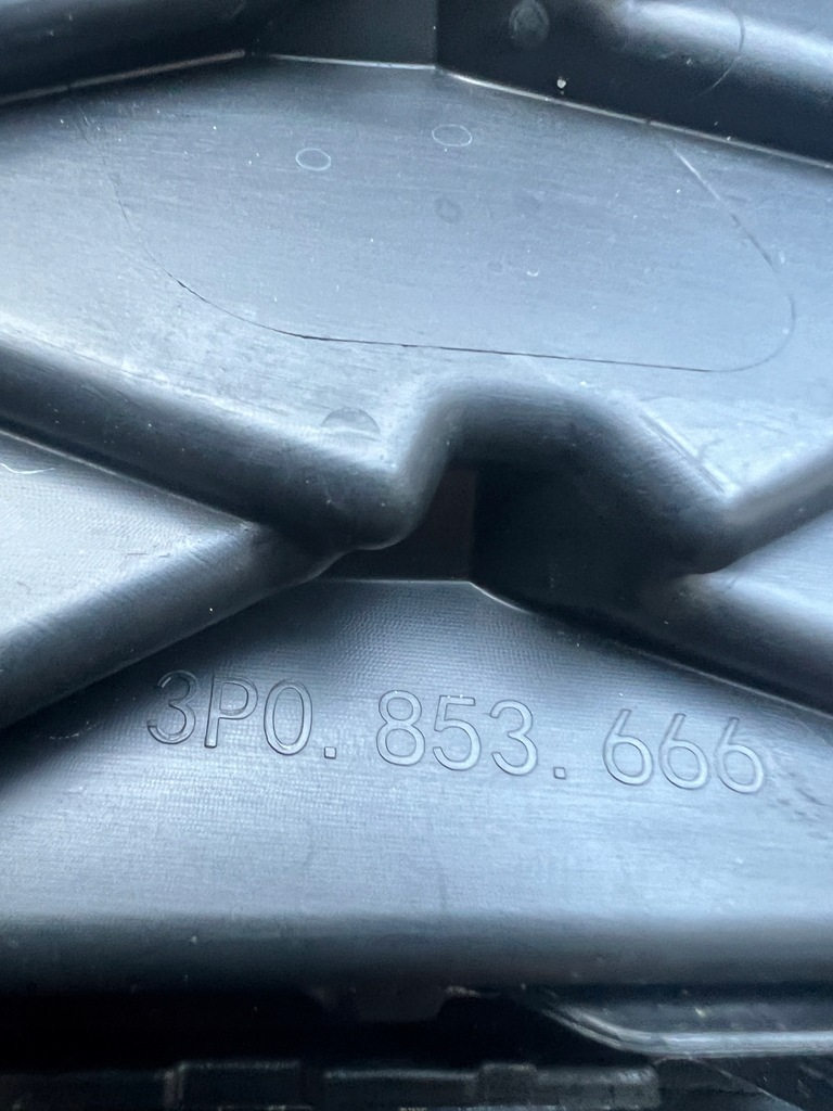 фото №8, Skoda superb решітка права 3p0853666