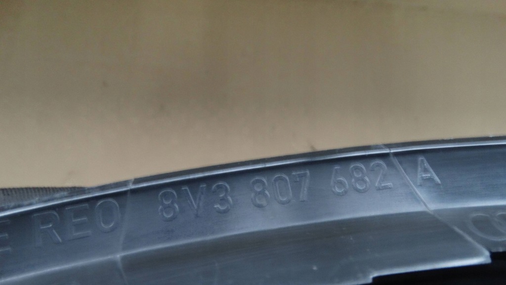 Решітка бампера правий перед 8v3807682a audi a3 Недорого