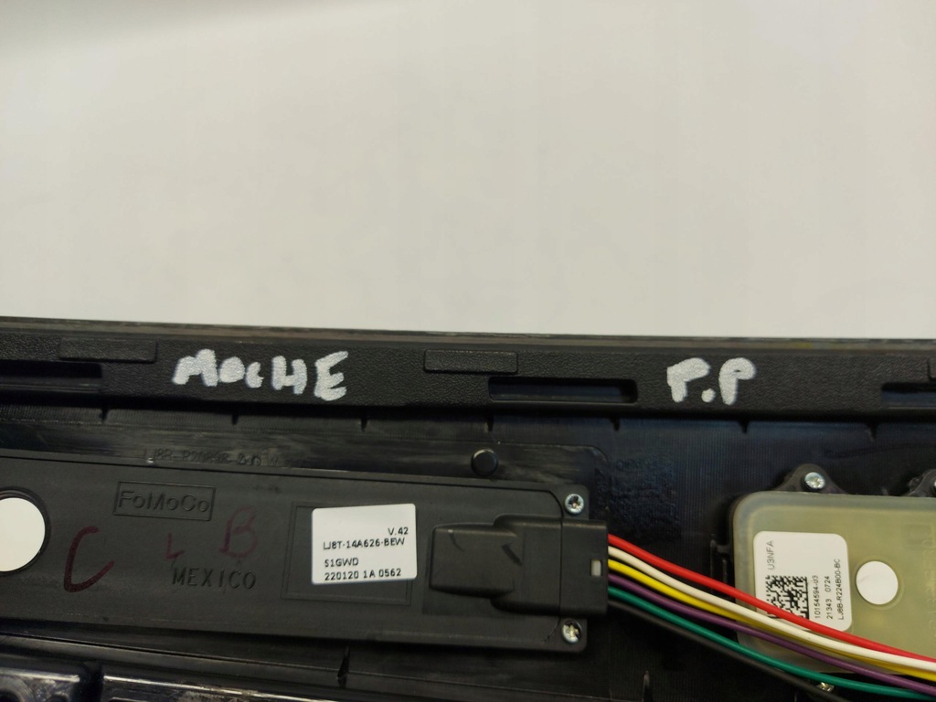 фото №6, Ford mustang mach-e молдинг двері перед права вертикальна замок ручка