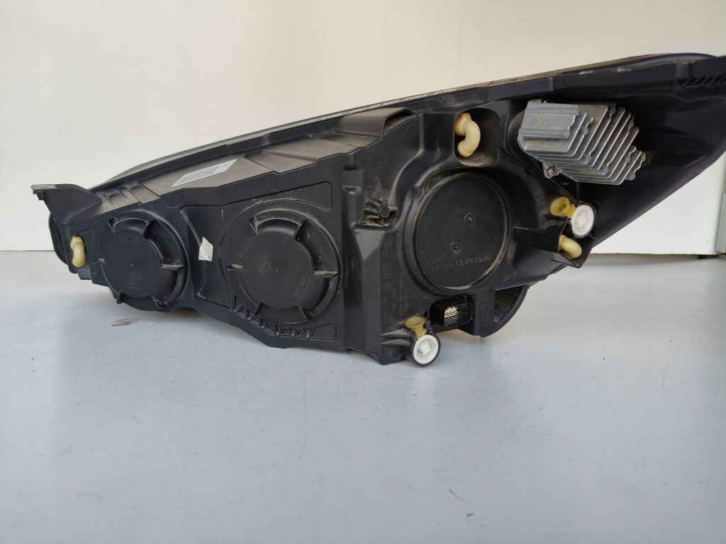 Фара правый  фара ford focus mk4 18- led Недорого