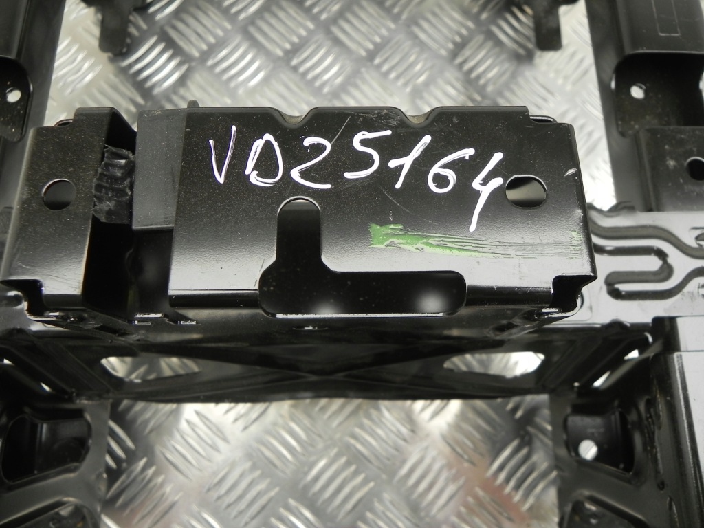 Скоба tesla model y 2022 1490674 Оригінал