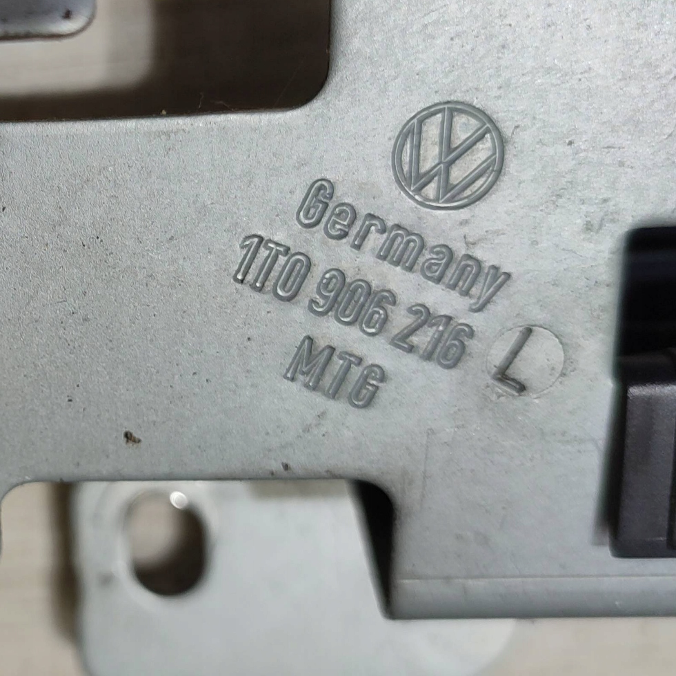 Тримач  комп'ютер volkswagen caddy 1t0906216 в Україні