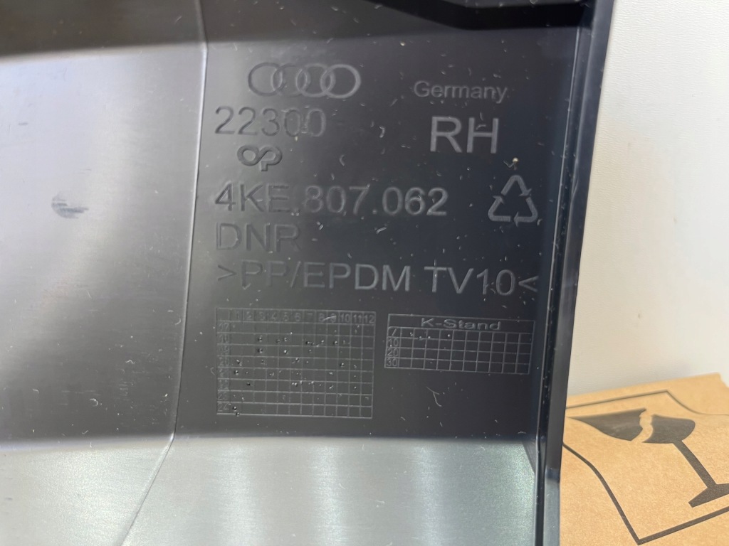 Audi e-tron 4ke спойлер накладка-спойлер бампера передняя правая !nowa! 4ke807062 Цена