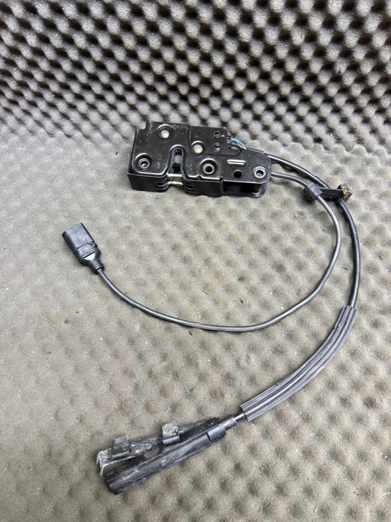 фото №1, 8k1823746 засувка замок капот audi