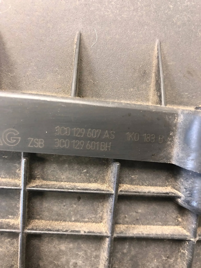 фото №7, Корпус фільтра повітря vw golf vi 3c0129607as