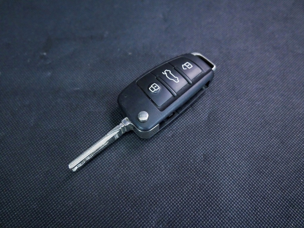 фото №1, Audi a3 8v ключ pilot 8v0837220d