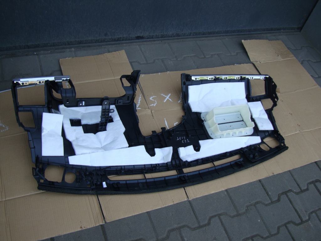 фото №2, Toyota avensis t27 приборная панель консоль nowa