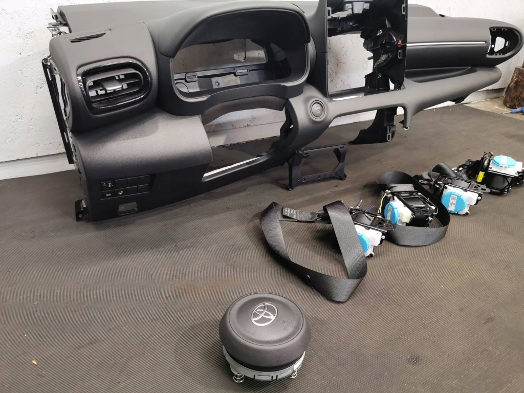 фото №14, Toyota yaris iv 4 2024 приборная панель приборная консоль подушка безопасности ремни оригинальная