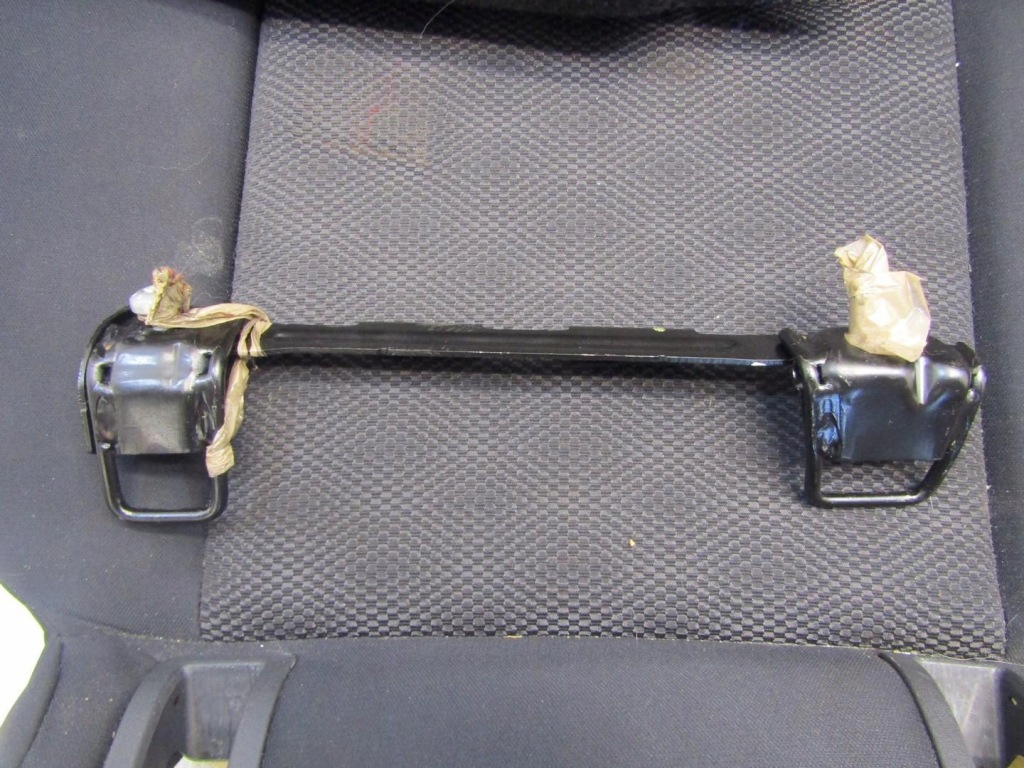 Сиденья задние заднее сиденье задняя защёлки поперечина крепления qashqai ii j11 Недорого