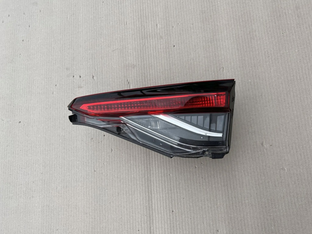 фото №1, Toyota corolla sedan e21 задня права лампа кришка багажника звичайна