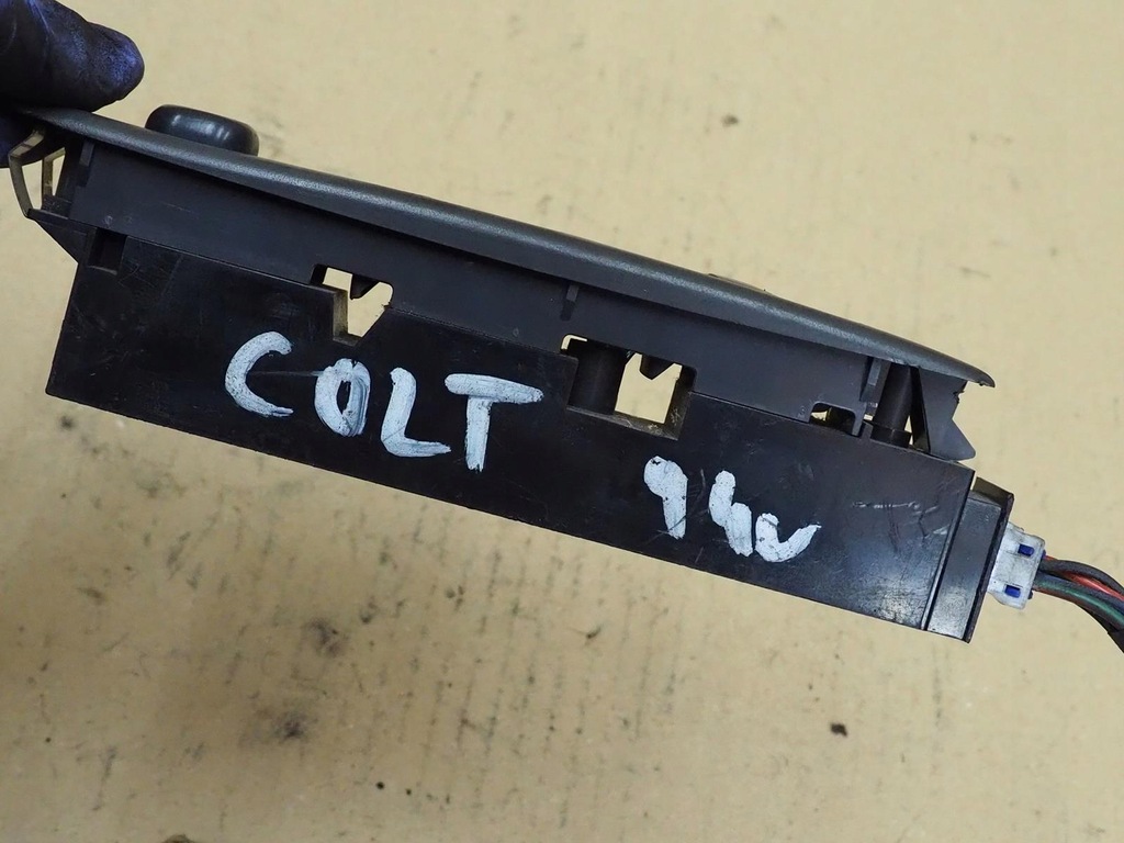 фото №11, Стекло colt 1996 левый панель перед mb960385