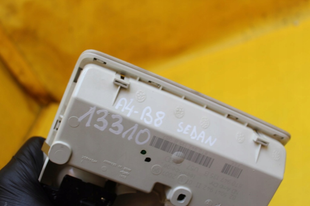 фото №10, Лампа потолочный audi оригинальный номер 8t0947135b