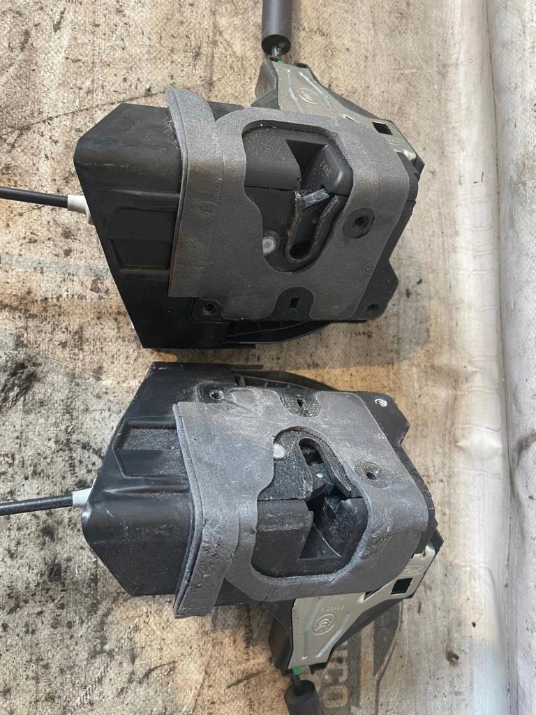 фото №3, Замок дверь задняя левая правая сторона land rover defender l633