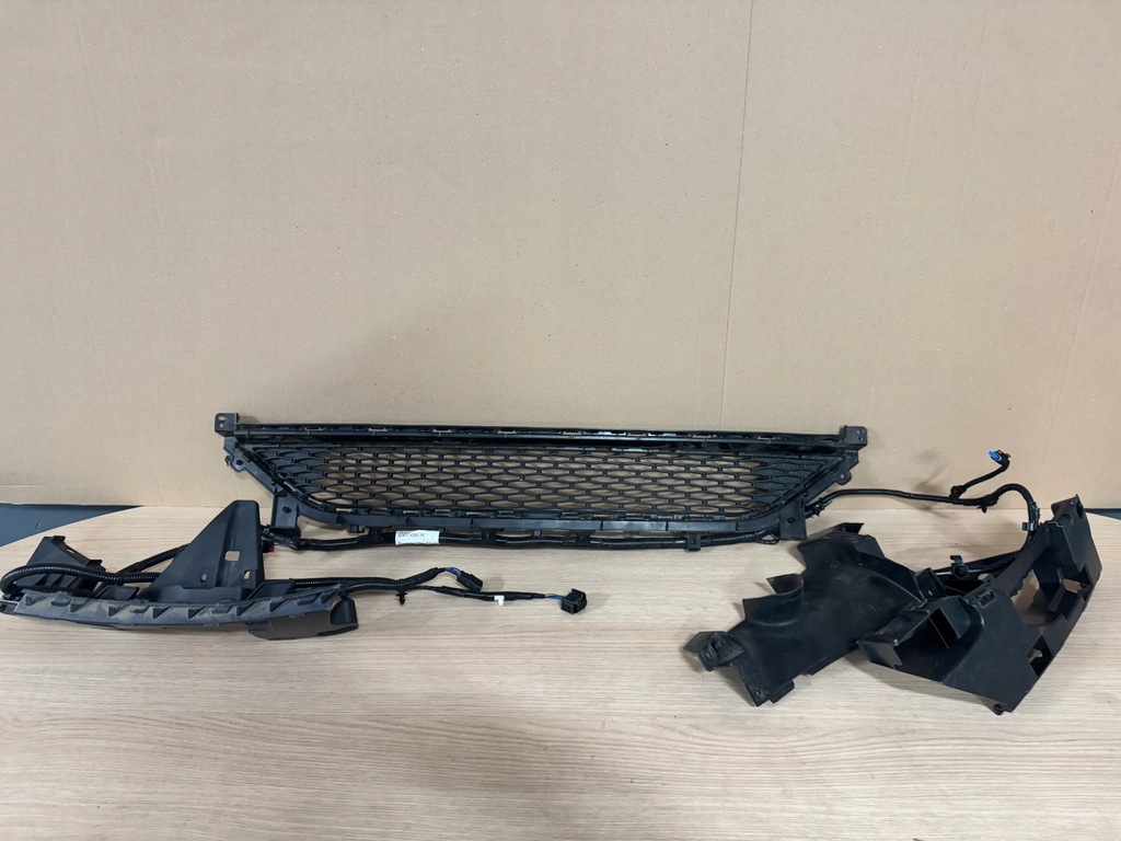 фото №1, Jaguar f-pace x761 r-dynamic lift решётка средняя 14369ab