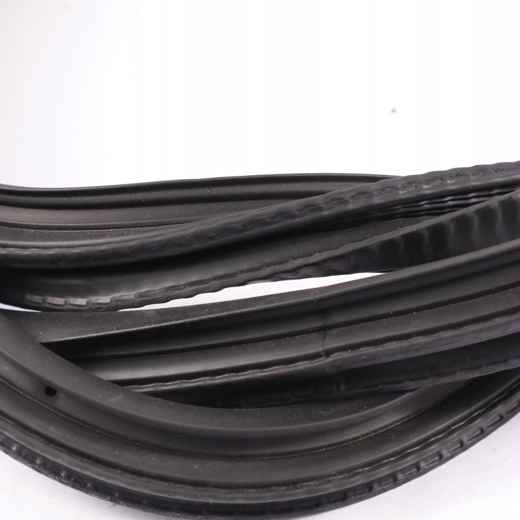 фото №11, Mercedes c118 прокладка дверь задних правая резиновый элемент дверь a1186920800