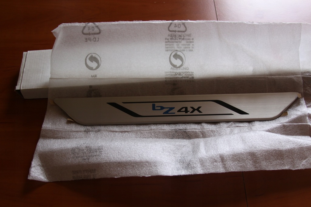 фото №1, Молдинг na поріг перед toyota bz4x