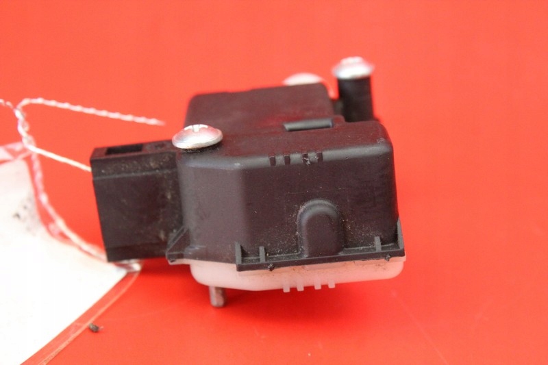 фото №5, Моторчик крышка топлива 5m0810773 vw golf 5 v plus 05-14