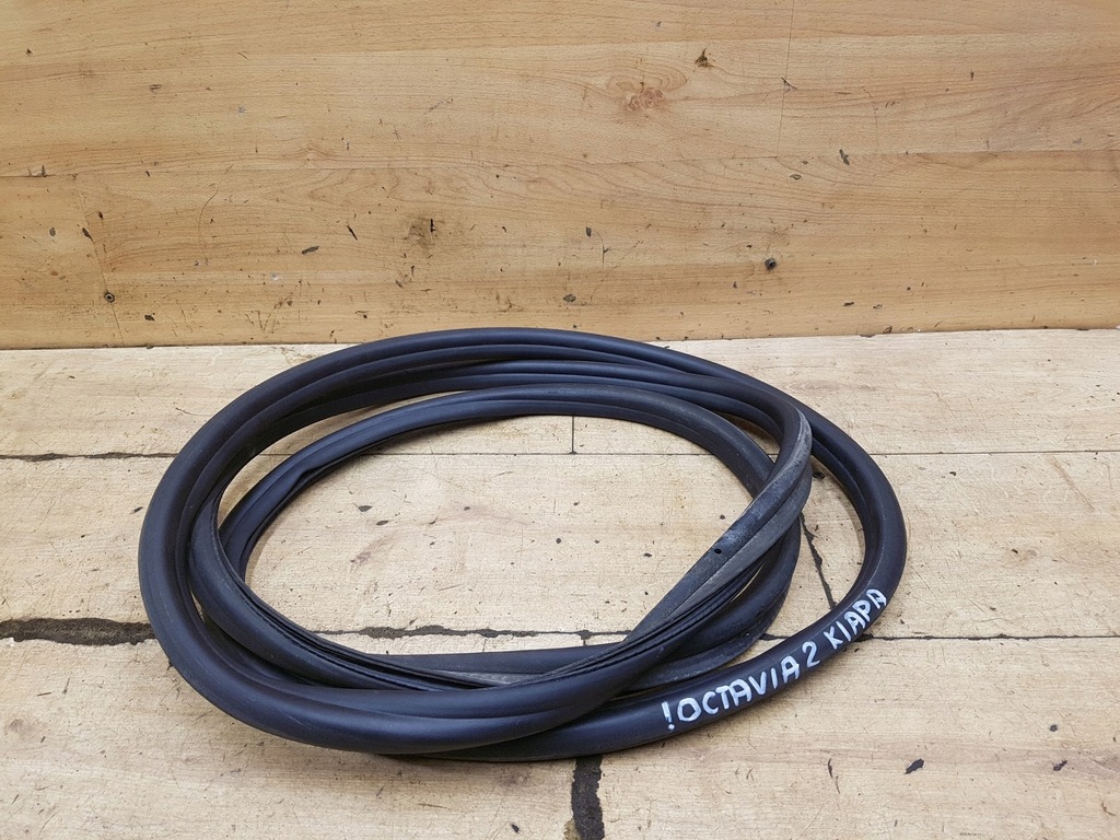 фото №1, Прокладка крышки багажника задняя skoda octavia ii hb