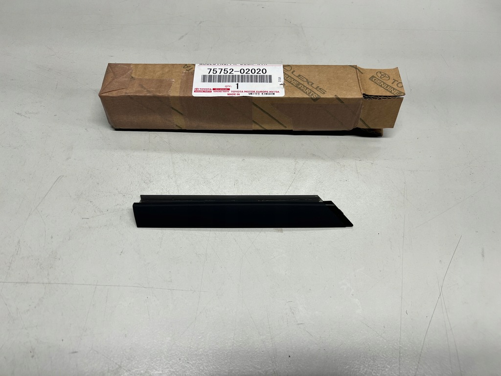 фото №2, Toyota corolla e21 накладка дверь левый перед