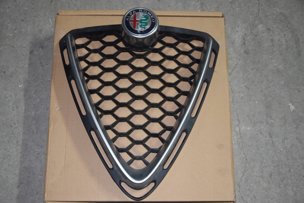 фото №1, Alfa romeo stelvio 16-20 решётка радиатора решётка радиатора 156108638 серебристая