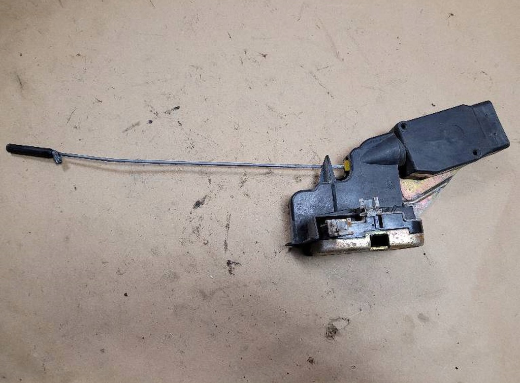 Замок правая  перед дверь volvo v40 Оригинал