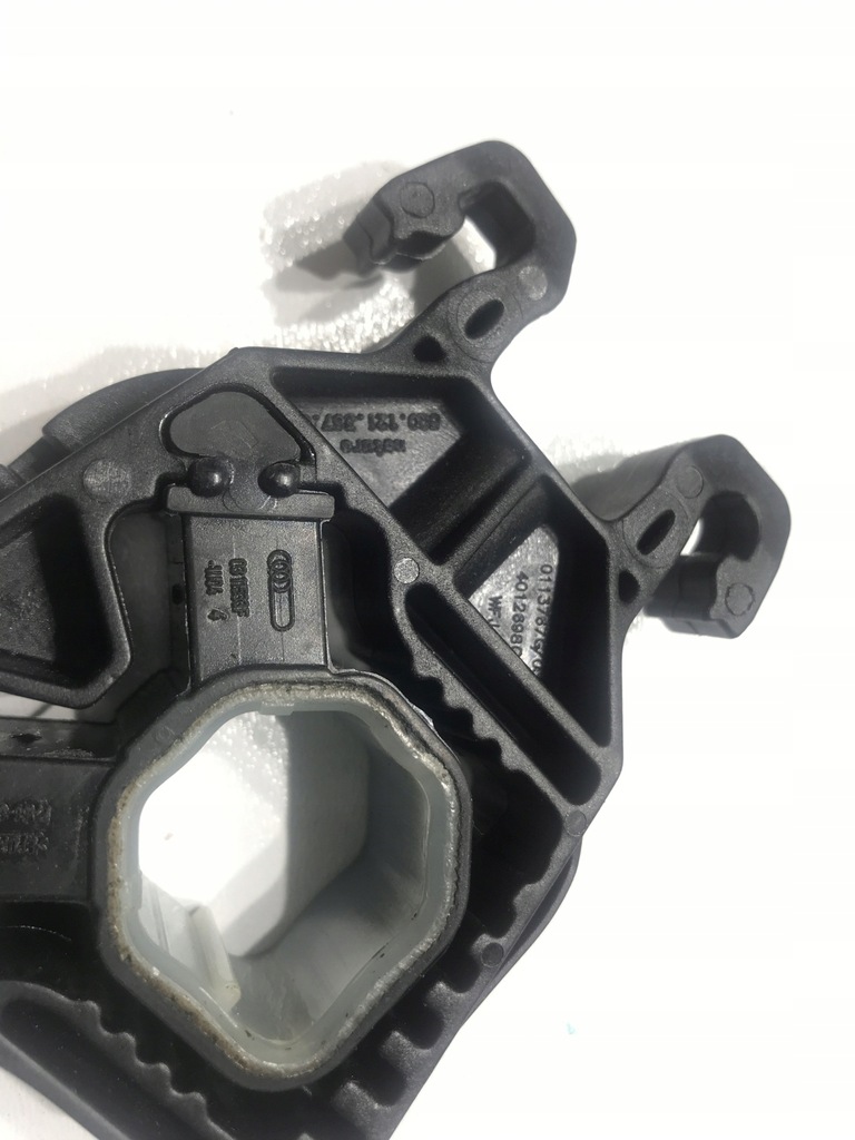 фото №4, Кронштейн радіатора vw t-roc 5q0121367f