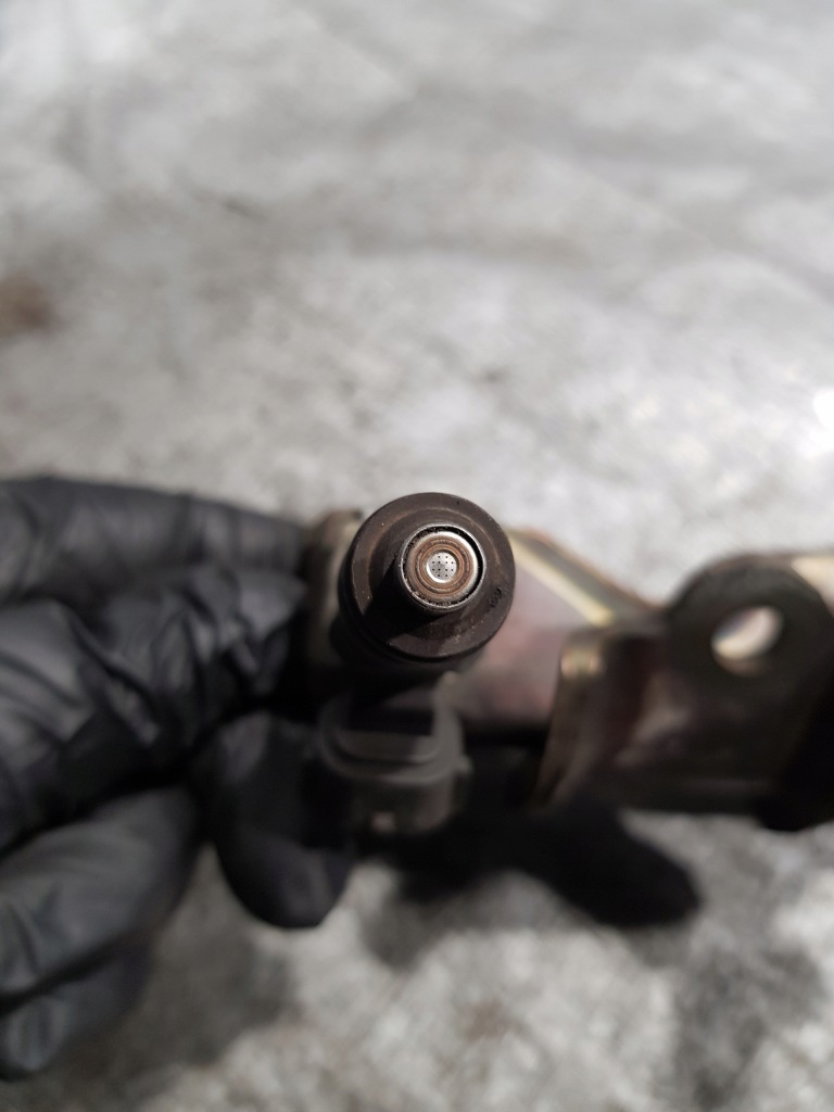 фото №8, Nissan micra k12 1.2 молдинг впрыскная форсунки 0280158013